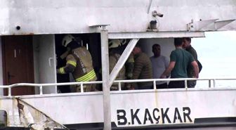 Kadıköy İskelesi'nde çıkan tekne yangını paniğe neden oldu