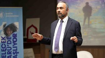 Rektör Akkaya lise öğrencilerine etkili dinleme yöntemlerini anlattı