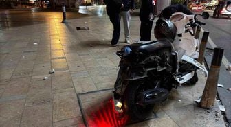 Şişli'de bir sürücü genç kıza çarpmamak için bariyerlere girdi
