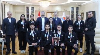 Türkiye ikincisi badminton takımı rektör Gülçin’i ziyaret etti