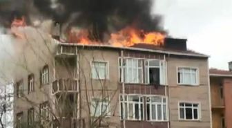 Ümraniye'de 3 katlı binanın çatısında yangın - 1