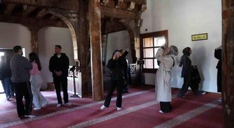 Üniversite öğrencileri, UNESCO Dünya Miras Listesi'nde Çivisiz Cami'ye hayran kaldı