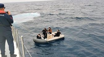 Yunanistan'ın geri ittiği 6 göçmen kurtarıldı, 1 göçmen kaçakçısı yakalandı