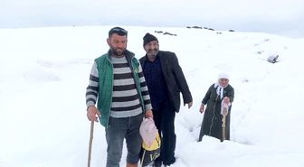 Ağrı'da Nisan karı köy yollarını kapattı