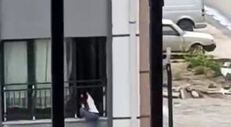 Camdan çıkarak korkulukta gezinen çocuk, yürekleri ağza getirdi