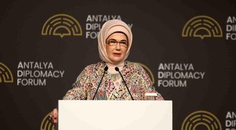 Emine Erdoğan: 'Çocuklarımız için şiddeti özendiren ve sıradanlaştıran ne varsa, hangi mecrada ve ne kılıkta olursa olsun kararlılıkla mücadele etmek zorundayız'