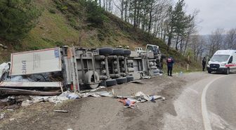 Freni boşalan TIR yamaca çarpıp, devrildi; sürücü yaralandı