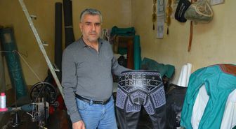 Kispet ustası Murat Kozak, ata sporu yağlı güreş için kispet üretiyor