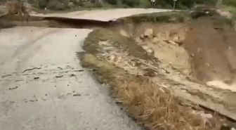 Mersin'de sağanak nedeniyle yol çöktü
