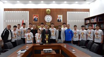 Şampiyonlar kazandıkları kupayı, Kaymakam Güldoğan'a götürdü