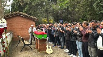 Şarkıcı Rıza Tamer, son yolculuğuna gitarıyla uğurlandı