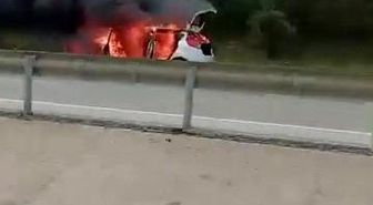 Seyir halindeki otomobil alev aldı