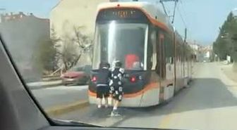 Tramvayın arkasına tutunan patenli çocukların tehlikeli yolculuğu