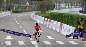 Albüm: Beijing'deki Yarı Maratonda Yarışan İnsansı Robot, İnsanlara Ait Dünya Rekorunu Geçti