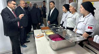 Aşçı adayı lise öğrencileri günde 10 bin kişi için yemek hazırlıyor