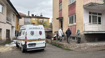 Boşanma aşamasındaki eşini bıçaklayıp, üzerine kapıyı kilitleyerek kaçtı