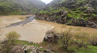 Derecik-Şemdinli kara yolu sel suları nedeniyle kapandı