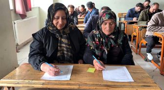 Meralardan sınıflara: Yüksekovalı çiftçiler bu kez sıralarda ter döktü