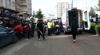 Motosikletin yayalara çarptığı kaza kamerada: Baba ve bebeği yaralandı