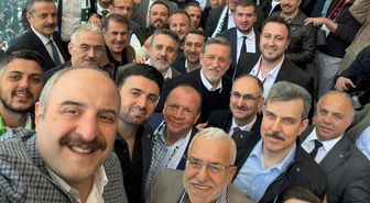 Mustafa Varank'tan şampiyonluk pozu