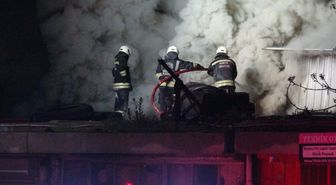 Oto elektrikçi dükkanında yangın: 1'i itfaiye personeli 2 yaralı