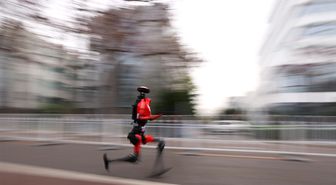 Dünya rekorundan 7 dakika daha hızlı: Robot "Flash" Pekin'de tarih yazdı