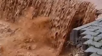Siirt'te sağanak; Yollar çöktü, ev ve iş yerlerini su bastı