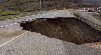 Siirt'te şiddetli yağışların ardından yol çöktü, heyelan meydana geldi