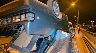 Takla atan otomobilden burunları bile kanamadan çıktılar
