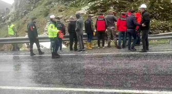 Tatvan'da beton mikseri dereye uçtu