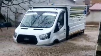 Tatvan'da sel felaketi: Araçlar ve hayvanlar mahsur kaldı