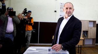 Bulgaristan'da genel seçimi açık farkla kazanan Rumen Radev kimdir?