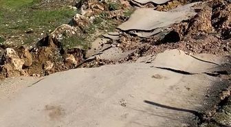 Bursa'da heyelan: Kırsal mahalleleri bağlayan yol ulaşıma kapandı