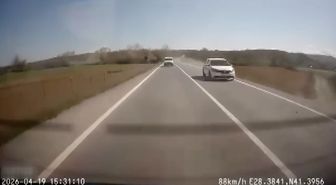Çatalca'da hatalı sollama yapan otomobil şarampole yuvarlandı: 2 yaralı