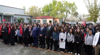 Iğdır'da haftanın ilk eğitim gününde protokol öğrencilerle buluştu