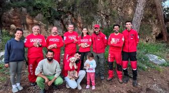 Kaya içerisindeki yarığa düşen 6 yavru köpek için film gibi kurtarma operasyonu
