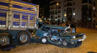 Kazaya karışan otomobil, park halindeki tıra çarptı: 1'ağır 4 yaralı