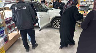 Kontrolden çıkan otomobil eczaneye daldı: 1 yaralı