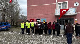 Okullarda öğrenciler Türk Bayrağı ile karşılandı