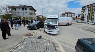 Tokat'ta Servis Minibüsü ile Otomobil Çarpıştı: 10 Öğrenci Yaralandı