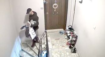 Avcılar'da apartmandan 6 çift ayakkabı çalan şüpheli kamerada