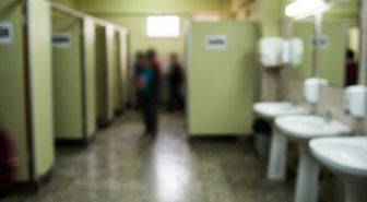 Okul tuvaletinde silah ve tehdit notu bulundu