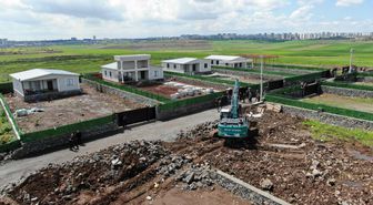 Diyarbakır'da mera alanına yapılan 13 kaçak yapının yıkımına başlandı