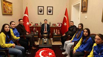 Gökçeada'nın şampiyon kızları kaymakamlık makamında ağırlandı