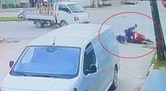 Kamyonetle çarpışan motosikletin sürücüsü yaralandı; kaza kamerada
