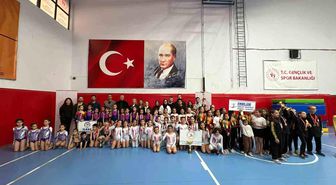Minik cimnastikçilerden 23 Nisan için Alaşehir'de yarıştı