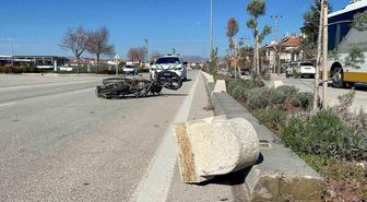 Otomobille çarpışan motosiklet karşı şeride sürüklendi: 1 yaralı