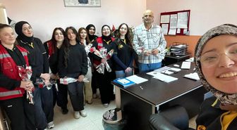 Sinop'ta öğrencilerden öğretmenlere çiçek