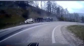 Virajı alamayan tır devrildi, sürücü yaralandı: Kaza anı kamerada