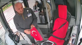 Otobüs Şoföründen Bayrak Hassasiyeti: Yola Düşen Türk Bayrağını Kaldırdı